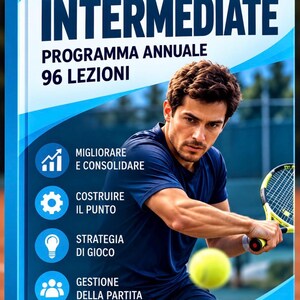 Puede incluir: Un libro titulado INTERMEDIATE PROGRAMMA ANNUALE 96 LEZIONI PER MAESTRI DI TENNIS que muestra a un tenista con camiseta azul marino golpeando una pelota amarilla con una raqueta. La portada incluye iconos para mejora, construcción de puntos, estrategia y gestión.