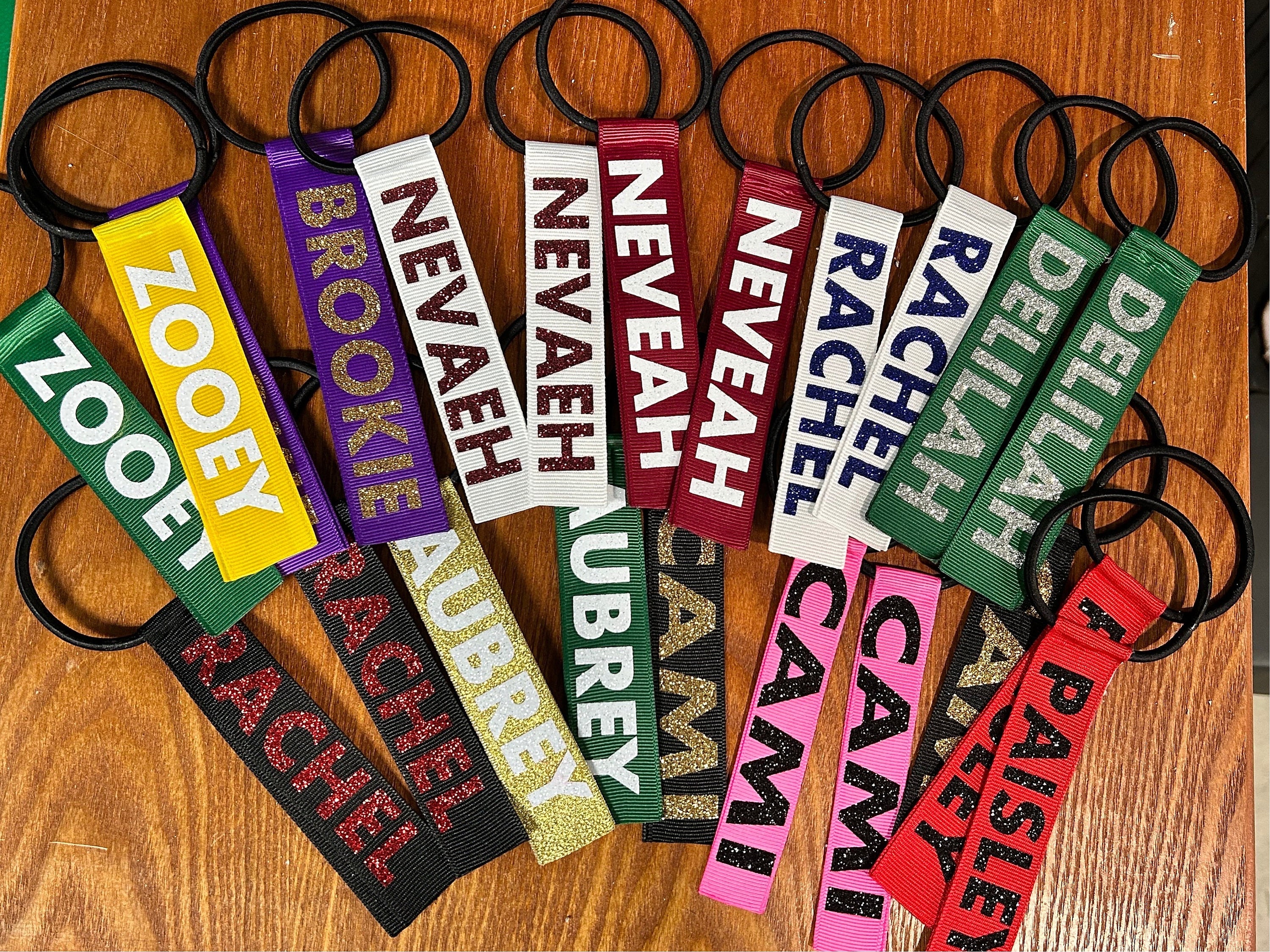 Etiquetas con pompones - Juego de 2 - Animadoras - Nombre - Personalizadas - Regalo para el equipo Campamento de animadoras Etiquetas con pompones Cinta para atar Tiktok