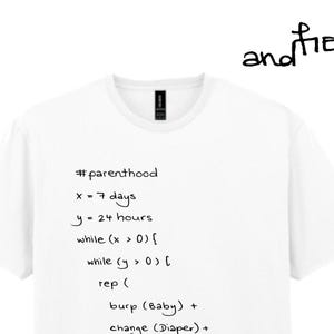 Puede incluir: Una camiseta blanca de manga corta con texto negro escrito a mano que dice #parenthood, x = 7 days, y = 24 hours, while (x > 0) { while (y > 0) { rep ( burp (Baby) + change (Diaper) + and fierce.