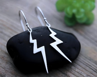 Örhängen i 925 sterling silver med blixtnedslag. Smycken med blixtnedslag. Örhäng ... Silverörhängen med åska. Lätta örhängen.