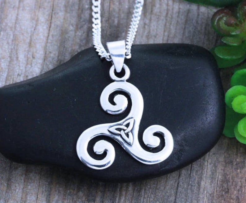 Triskele Necklace With 新製品情報も満載 triquetra Sterling 超安い Triskelion silver Nec