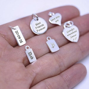 Etichetta personalizzata Etichetta incisa personalizzata Etichetta di allerta medica in argento sterling Etichetta CUORE Messaggio inciso al laser. Controlla la descrizione dell'articolo. Catena non inclusa.