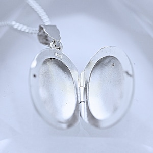 Genuine Sterling Silver Oval locket necklace. 925 Sterling Silver Chain, Oval locket Ref 11. Size 1.10&quot;x0.82&quot;