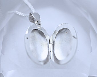 Genuine Sterling Silver Oval locket necklace. 925 Sterling Silver Chain, Oval locket Ref 11. Size 1.10"x0.82"