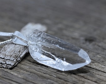 Collar de cuarzo transparente auténtico. Cadena de plata de ley y forma de cuarzo seleccionadas. Colgante de cuarzo en bruto. Cadena para hombre o mujer.