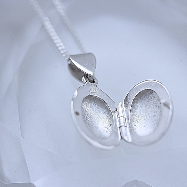 925 Solid Sterling Silver Oval locket necklace. 925 Sterling Silver Chain, Small Oval locket Size .59" x .47". Ref 9