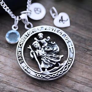 Collana di San Cristoforo. Collana in argento sterling con simbolo del viaggiatore, medaglione in argento di San Cristoforo e pietra portafortuna iniziale.
