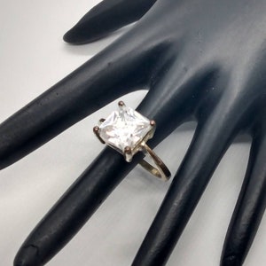 Vintage faux diamond square solitaire ring : silver tone hardware with 1x1 cm faux diamond ; US size 8 1/4