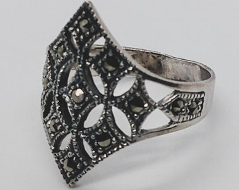 Vintage sterling silver diamond shaped ring : little round dark stones in diamond pattern ; US size 8