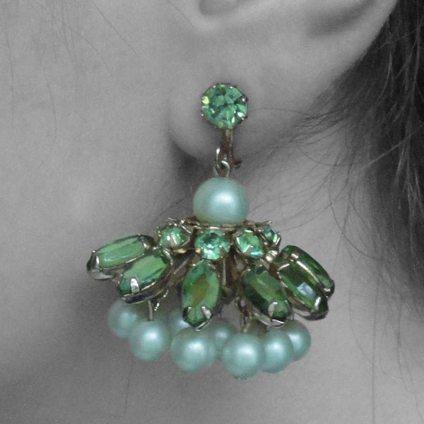 Vintage Green Faux Peridot & Faux Pearl Beaded Hanging Crown Shape Screw Back Clip On Earrings