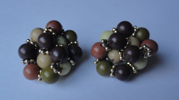 Vintage Green & Brown Beaded Round Clip-On Earrin… - image 2
