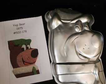 Molde para pastel de dibujos animados de Yogi Bear de Wilton para fiestas de cumpleaños infantiles con instrucciones a color.