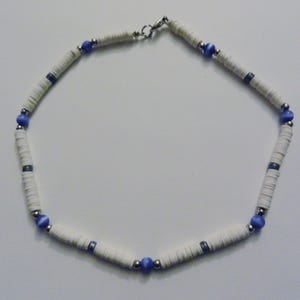 ヴィンテージホワイト、ブルー、シルバートーンのビーズシェルネックレス