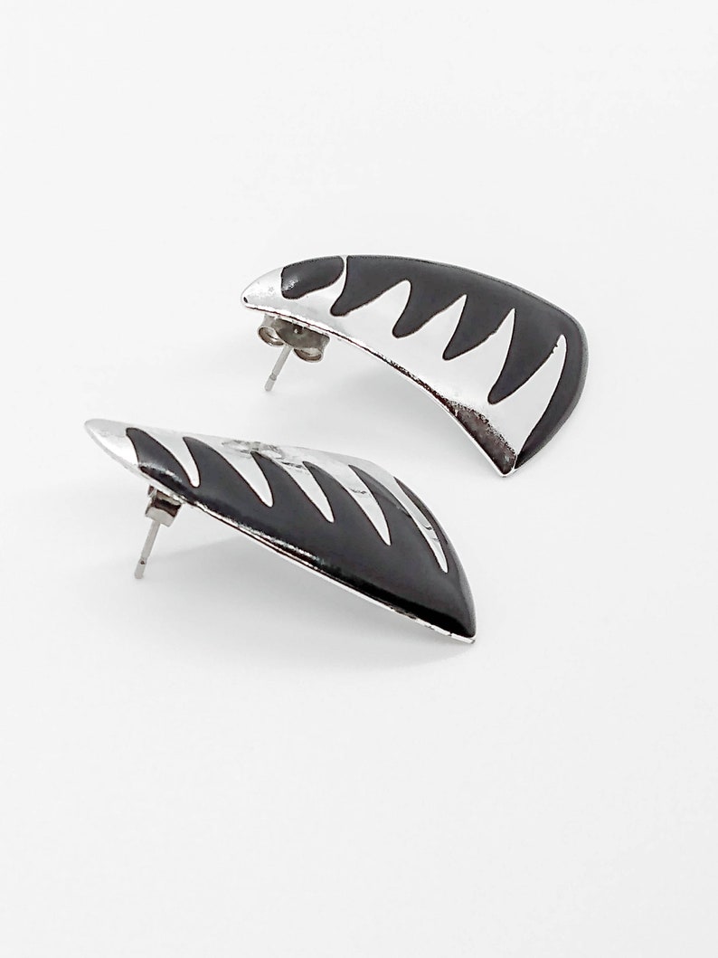 Vintage claw shaped triangular metal pierced earrings black and silver tone with wavy line pattern ; about 1 14 x 34 inches