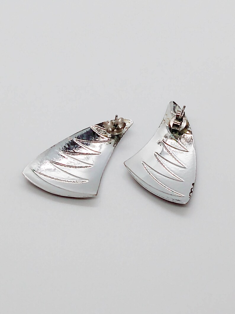 Vintage claw shaped triangular metal pierced earrings black and silver tone with wavy line pattern ; about 1 14 x 34 inches
