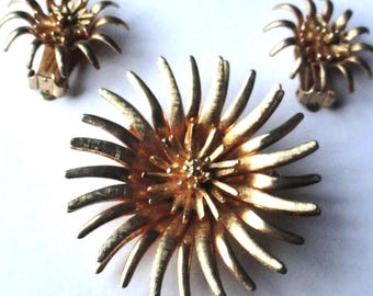 Vintage Gold Tone Sunburst Flower Jewelry Set: Brooch & Clip-On Earrings