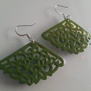 Vintage Green Plastic Decorative Fan Shaped Earrings 1 1/4&quot; long x 1 7/8&quot; wide