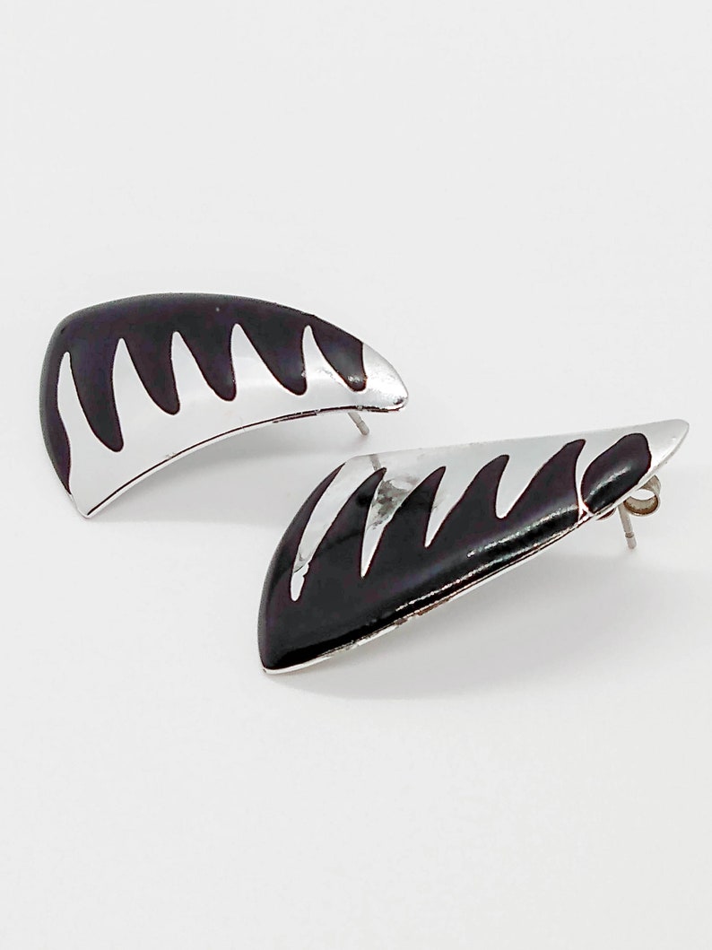 Vintage claw shaped triangular metal pierced earrings black and silver tone with wavy line pattern ; about 1 14 x 34 inches