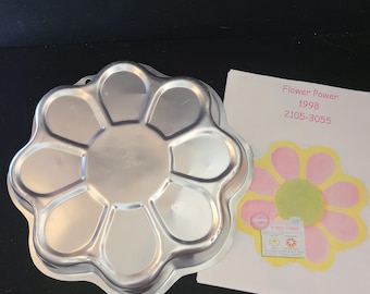 Molde metálico con forma de personaje para pastel Wilton Flower Power 2105-3055