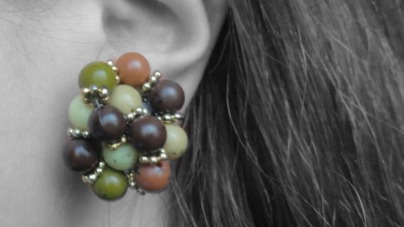 Vintage Green & Brown Beaded Round Clip-On Earrin… - image 1