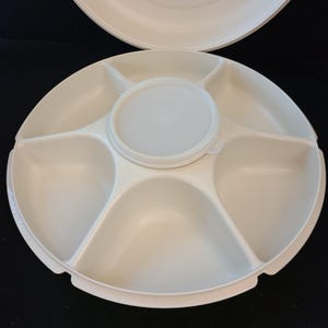 Tupperware verdeelde groenteschaal met schaal en zegel in het midden