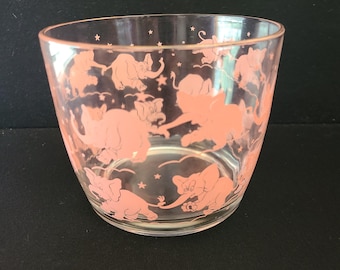 Cubitera de cristal Hazel Atlas con borde dorado y diseño de elefantes rosas de MCM en desfile.