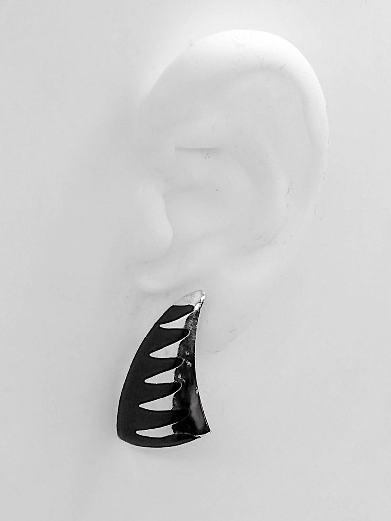 Vintage claw shaped triangular metal pierced earrings black and silver tone with wavy line pattern ; about 1 14 x 34 inches