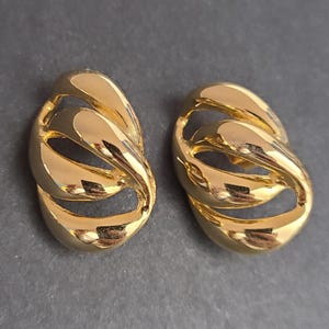 Pendientes vintage dorados con círculos entrelazados