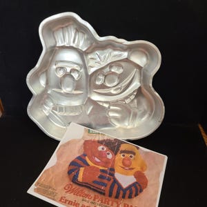 Molde para pasteles de Bert y Ernie de Wilton: Fiesta de cumpleaños de los Muppets de Barrio Sésamo