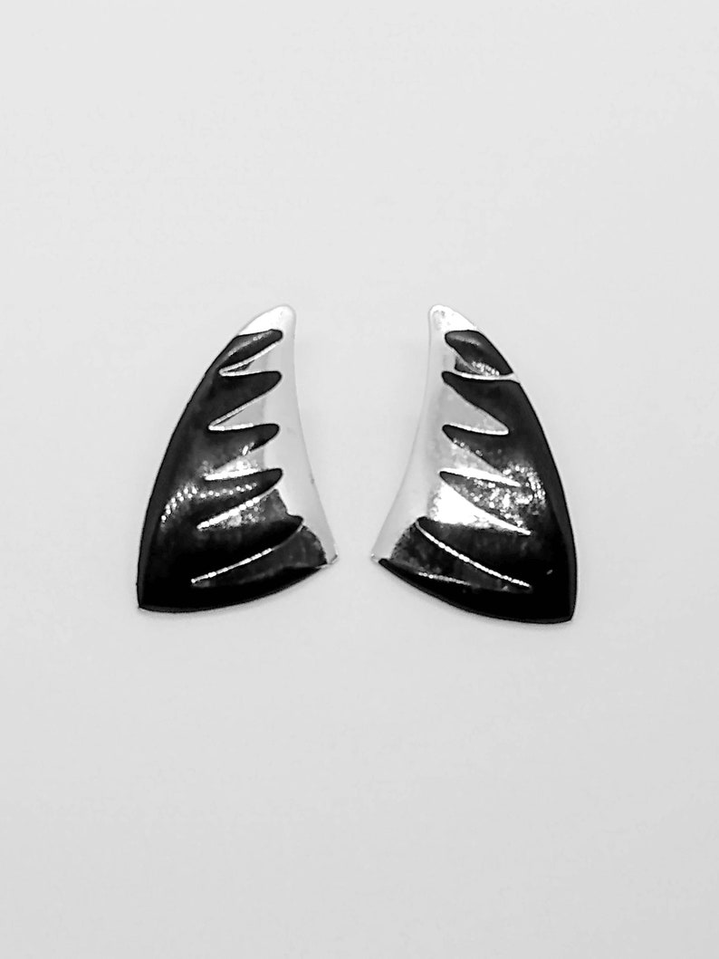 Vintage claw shaped triangular metal pierced earrings black and silver tone with wavy line pattern ; about 1 14 x 34 inches