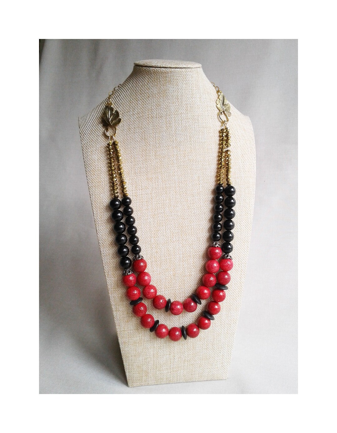 Collier Avec Perles Rouges Collier perlé en pierre rouge et noire avec accent et chaîne de ...