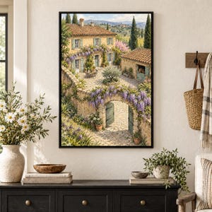 Puede incluir: Una l&aacute;mina de arte enmarcada que representa una villa de piedra en un paisaje mediterr&aacute;neo. La escena muestra un patio con un &aacute;rbol central, glicinias moradas sobre muros de piedra y una puerta arqueada, y un peque&ntilde;o establo con un caballo.