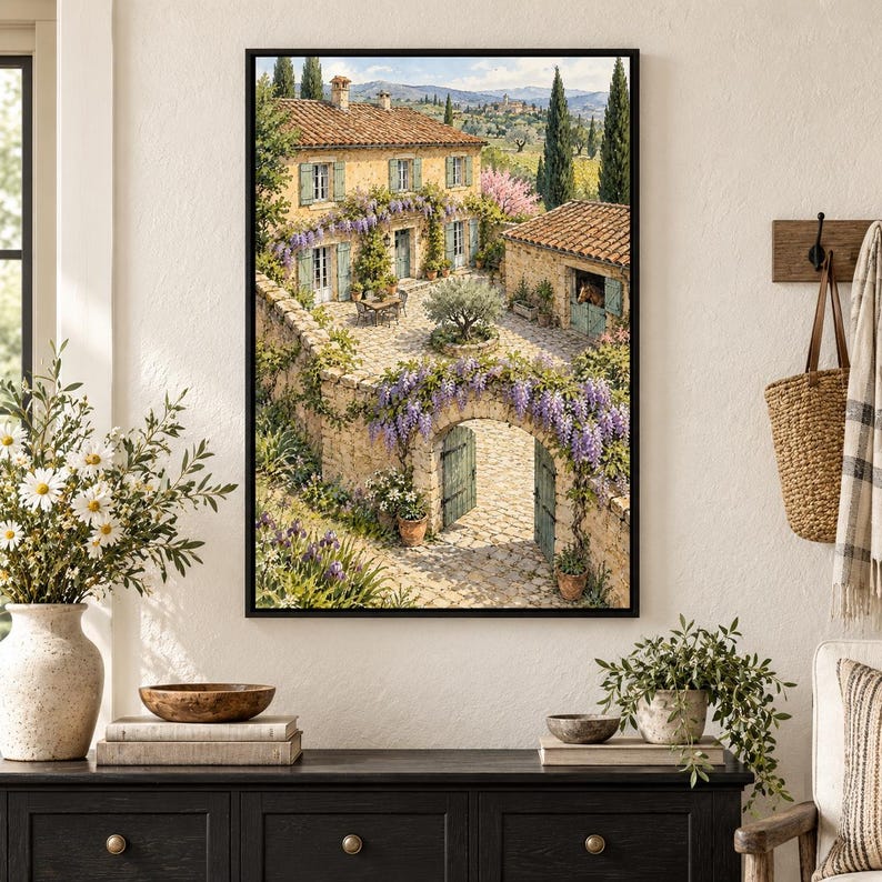 Puede incluir: Una l&aacute;mina de arte enmarcada que representa una villa de piedra en un paisaje mediterr&aacute;neo. La escena muestra un patio con un &aacute;rbol central, glicinias moradas sobre muros de piedra y una puerta arqueada, y un peque&ntilde;o establo con un caballo.