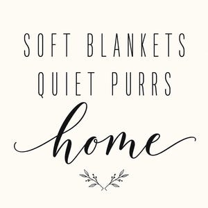 Może przedstawiać: Biały wydruk ścienny z czarnym napisem SOFT BLANKETS QUIET PURRS home, wykonanym mieszanką czcionek bezszeryfowych i kursywy. Pod tekstem znajduje się mały, symetryczny czarny rysunek liniowy przedstawiający dwie gałązki z listkami.