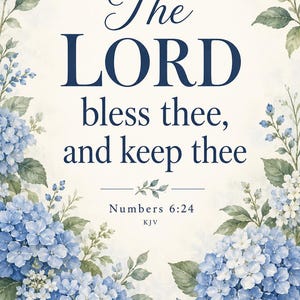 Puede incluir: Una impresi&oacute;n vertical con el texto The LORD bless thee, and keep thee, Numbers 6:24 KJV en fuente azul oscuro. El texto est&aacute; enmarcado por ilustraciones en acuarela de flores de hortensia azules y hojas verdes sobre un fondo crema.