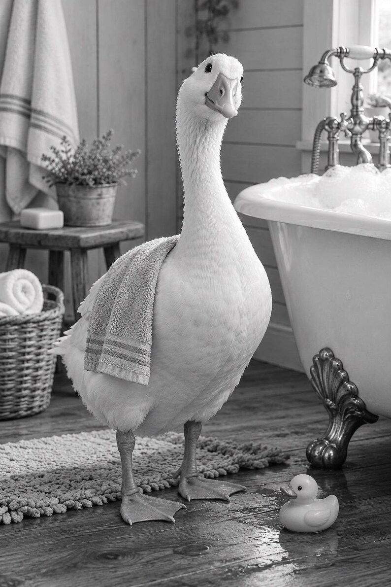以下が含まれることがあります： バスルームに立つ白いガチョウ。背中には小さな灰色のタオルが掛けられています。ガチョウは泡で満たされた猫足のバスタブの近くにいて、床には小さな黄色いゴム製のアヒルが置かれています。