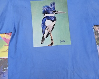 Camiseta blanca grande de Anthony Davis como Frida Kahlo, 100 % algodón, con estampado artístico original titulado "Frida Davis con animales salvajes y avispones".