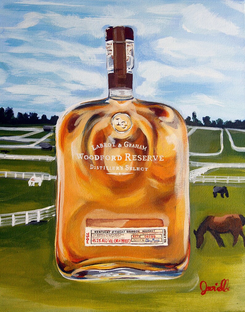 Puede incluir: Pintura al &oacute;leo de una botella de bourbon Woodford Reserve. La botella de color &aacute;mbar tiene una tapa y una etiqueta marrones. El fondo muestra un campo verde, vallas blancas y caballos pastando bajo un cielo azul.