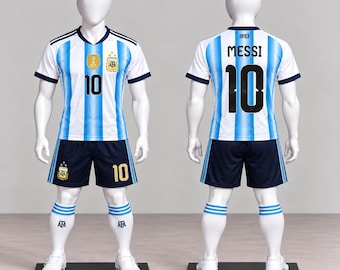 Puede incluir: Uniforme de la selección nacional de fútbol de Argentina con camiseta a rayas blancas y azul claro, número 10, insignia de la FIFA y escudo de la AFA. Incluye pantalón corto azul oscuro con el número 10 y calcetines blancos con la marca AFA.