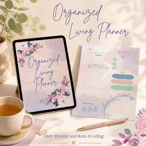Könnte beinhalten: Ein digitales Tablet und ein ausgedrucktes Blatt mit dem Titel Organized Living Planner, verziert mit rosa und violetten Aquarellblumen, dazu eine Keramiktasse mit Tee und ein hellrosa Kugelschreiber.