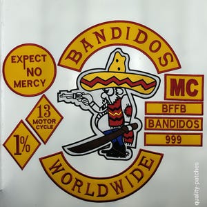 Puede incluir: Un conjunto de parches bordados con una figura central de dibujos animados con sombrero, sosteniendo una pistola y una espada. El texto incluye BANDIDOS, WORLDWIDE, EXPECT NO MERCY, MC, BFFB, 13 MOTOR CYCLE, 1% y 999. Los parches son amarillos con bordes rojos.