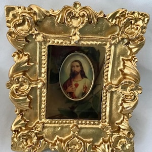 Liten Jesusmedaljong på skrivbordet