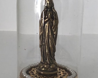 Statua della Madonna fatta a mano in cupola di vetro: Santuario religioso