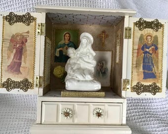 Santuario della Beata Vergine • Statua in ceramica in nicchia in legno e tecnica mista