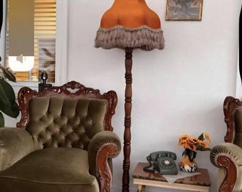 165 cm Stehlampe, handgefertigt aus Buchenholz, Lampenschirm aus orangefarbenem Samt.