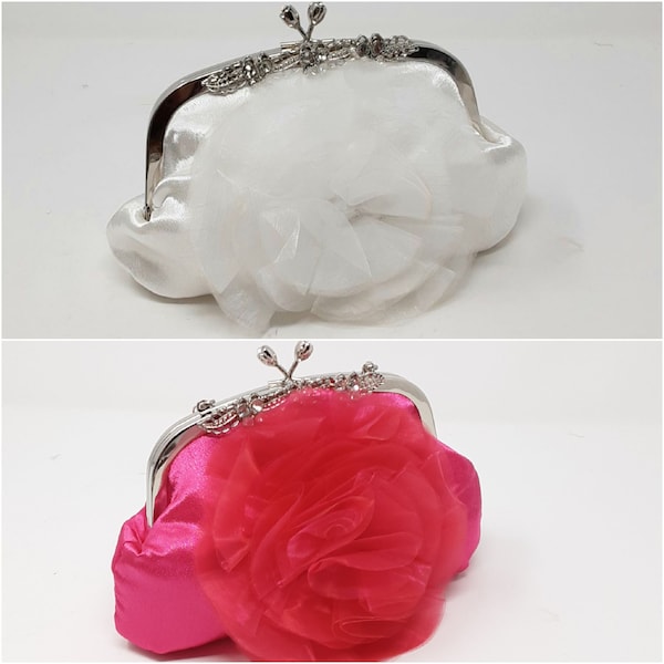 Braut-Clutch aus Satin in Elfenbein oder Fuchsia mit gerüschten Organza-Blüten und Strass-Detail.