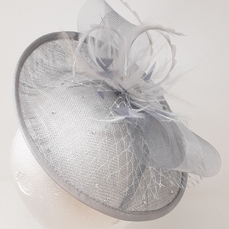 Silber schimmernder Fascinator Stil Fascinator mit Art Deco inspirierter Brosche auf einem Clip, Kamm und Haarreif Bild 4