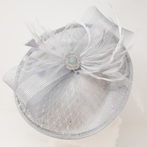 Silber schimmernder Fascinator Stil Fascinator mit Art Deco inspirierter Brosche auf einem Clip, Kamm und Haarreif Bild 3