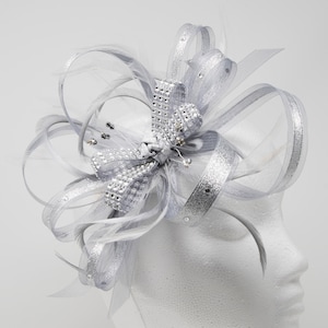 Schimmernder Silber Fascinator mit Glitzersteinen. Auf Wunsch mit Clip, Kamm oder Haarreif Bild 1