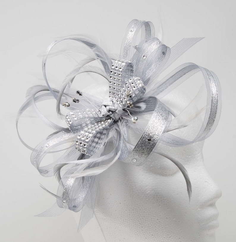 Schimmernder Silber Fascinator mit Glitzersteinen. Auf Wunsch mit Clip, Kamm oder Haarreif Bild 1